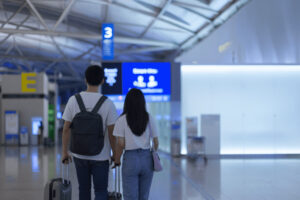 인천공항 스마트패스 전용 출국장을 향해 걸어가는 20대 커플의 뒷모습, 여름 해외여행 출국 장면