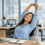 밝은 사무실에서 직원이 자리에서 일어나 스트레칭을 하며 허리 통증 예방을 위한 움직임을 실천하는 모습