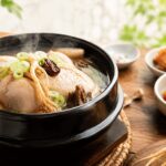 삼계탕 한 그릇에서 김이 오르는 모습으로 더운 여름 몸이 찾는 이유를 보여주는 복날 보양식